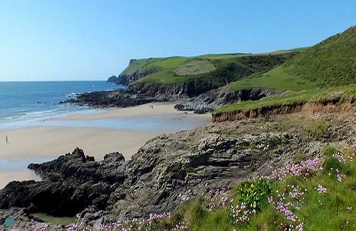 St Wenn House | Grooms Cottage- Sleeps 4 in 2 bedrooms plus 2 to 4 dogs depending on size.