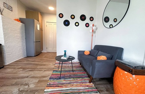 Woodstock Apartment | Groovy 1 Bedroom Apartment in Woodstock - AC & WiFi!