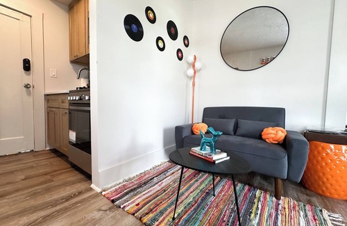 Woodstock Apartment | Groovy 1 Bedroom Apartment in Woodstock - AC & WiFi!