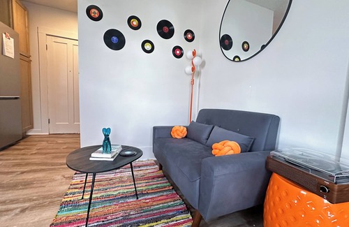 Woodstock Apartment | Groovy 1 Bedroom Apartment in Woodstock - AC & WiFi!