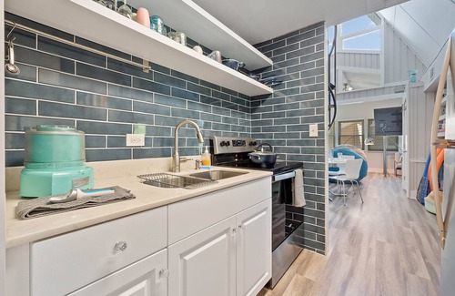 Vacation Village House | Groovy, Family-Friendly A-Frame: 30-40 min to Disney and Universal theme parks