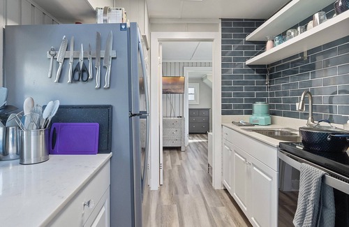 Vacation Village House | Groovy, Family-Friendly A-Frame: 30-40 min to Disney and Universal theme parks