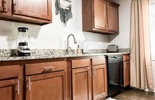 Grosse Pointe Apartment | Grosse Pointe 3BR Lower flat