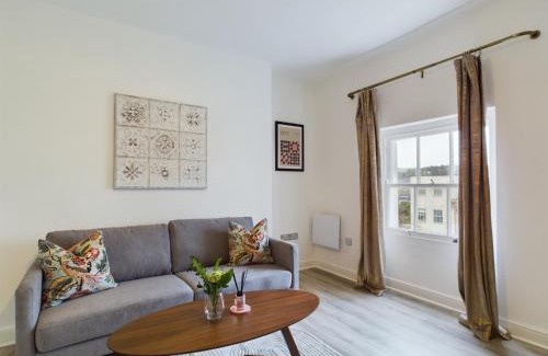 Cheltenham Apartment | Grosvenor New Fresh Central Wifi