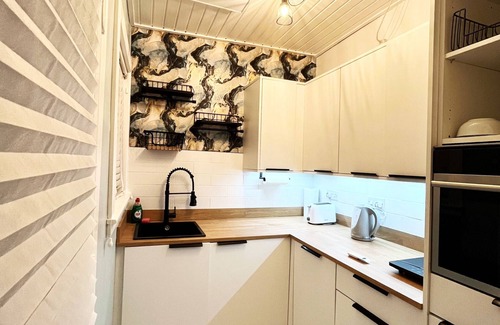 Cowdenbeath Apartment | Ground Floor Entire Holiday Apartment - Self Check in/out - Perfect for 6 Guests