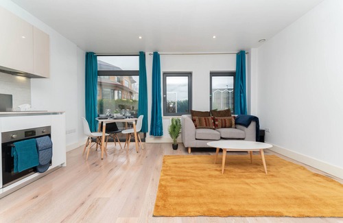 Harlington House | Ground Floor flat - with TV ,very close transport links to Heathrow airport