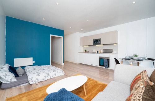 Harlington House | Ground Floor flat - with TV ,very close transport links to Heathrow airport