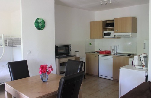 Santa-Maria-Poggio Apartment | Ground floor. 2 separate bedrooms. 6 persons. Swimming pool. Beach. Mountain view