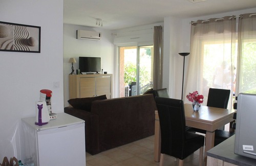 Santa-Maria-Poggio Apartment | Ground floor. 2 separate bedrooms. 6 persons. Swimming pool. Beach. Mountain view