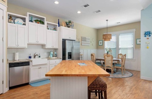 Sailhouse House | Ground Floor Gem: Private Beach, Pier & Pool