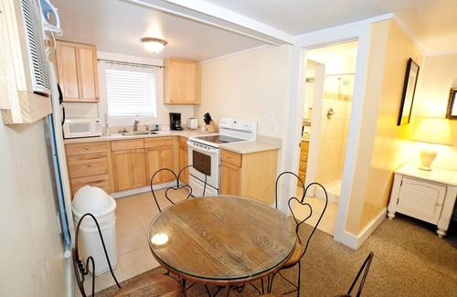 Savannah Beach Cottage | Ground-Floor Suite w/Full Kitchen & Free WiFi - Near Dining & Shops