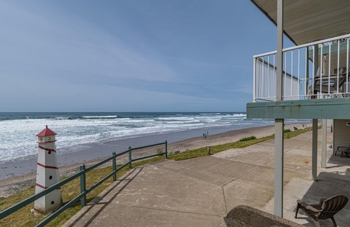 Logsden Apartment | Ground Level Oceanfront Studio, Sleeps 4, Kitchen!