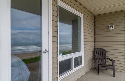 Logsden Apartment | Ground Level Oceanfront Studio, Sleeps 4, Kitchen!