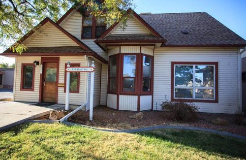 Grand Junction House | Group Basecamp 6 Bedrooms Downtown GJ