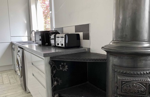 Willenhall House | Group Retreat 6BR Home Near Wolverhampton