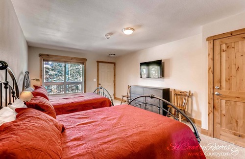 Peak 9 Condo | Group Retreat Amongst Breck's Splendor. Spacious unit excellent location TN21