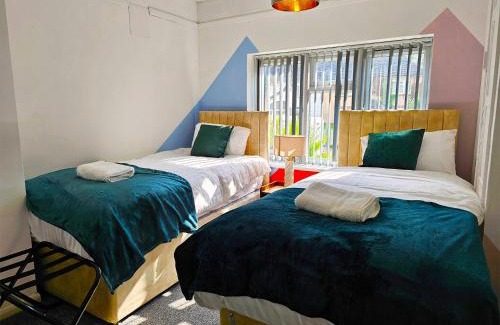 Banbury Apartment | Group Stay with 3 Parking Spaces