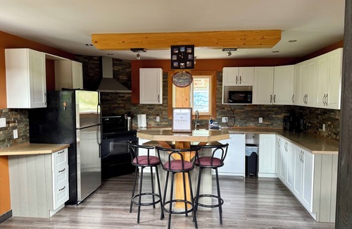 Golden House | GROWL Lodge - 3-bedroom home with hot tub, pool table & mountain views!