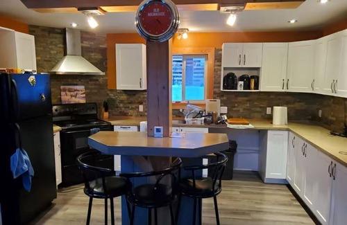 Golden House | GROWL Lodge - 3-bedroom home with hot tub, pool table & mountain views!