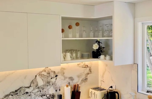 New Windsor House | Guest Favorite 3BRM - New Reno with Parking & AC - CBD 12KMs & AP 17KMs