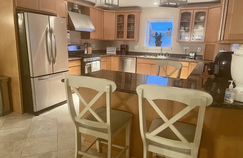 Lakeview Apartment | Guest Favorite in Lakeview Safe Area Clean Comfy 2