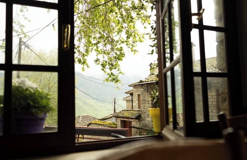 Pyrsogianni House | Guest House 'Armoloi Room 6' with Mountain View, Shared Terrace and Wi-Fi