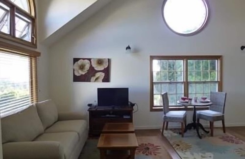 Aptos Cottage | Guest House & Private Room on Vineyard; 3 miles from Aptos Village and Beach