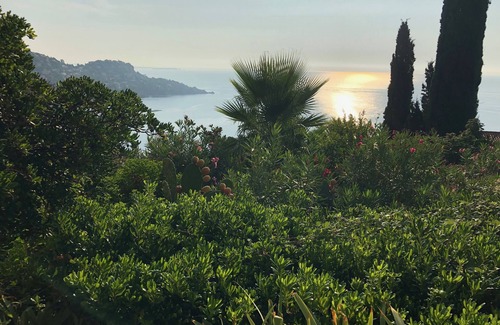 Espero-Pax Villa | Guest House with Spectacular Views - 5 min from the beach!