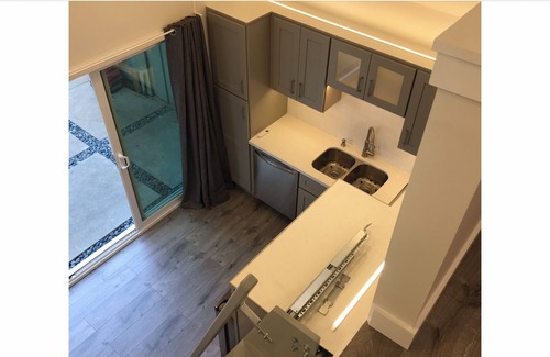 Brentwood Apartment | Guest house with private outdoor area