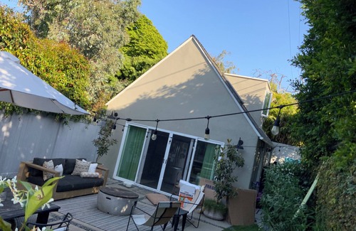 Brentwood Apartment | Guest house with private outdoor area