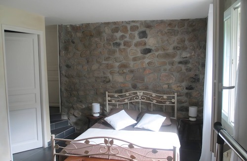 Saint-Julien-Labrousse Bed & Breakfast | Guest Room 'Room 2 – Jasmin' with Shared Pool, Communal Terrace and Wi-Fi