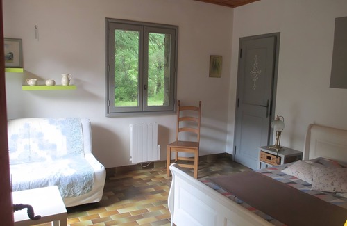 Saint-Julien-Labrousse Bed & Breakfast | Guest Room 'Room 2 – Jasmin' with Shared Pool, Communal Terrace and Wi-Fi