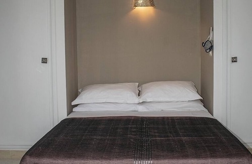 La Marsa House | Guest room & bathroom with Italian shower