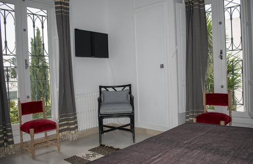 La Marsa House | Guest room & bathroom with Italian shower