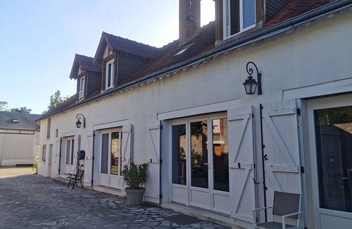 Cour-Cheverny Bed & Breakfast | Guest Room 'Chambre Cheverny - Le Petit Puits' with Shared Garden and Wi-Fi