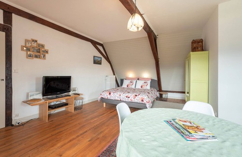 Lagarde Bed & Breakfast | Guest Room 'Chambre Marie-Jo' with Mountain View, Shared Terrace and Wi-Fi