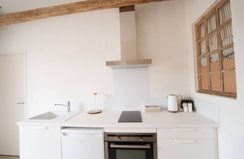 La Bastide-Clairence Bed & Breakfast | Guest Room 'Maison Perbos 1556 - Cancha' with Shared Pool, Wi-Fi and Air Conditioning