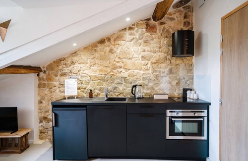 La Bastide-Clairence Bed & Breakfast | Guest Room 'Maison Perbos 1556 - Cancha' with Shared Pool, Wi-Fi and Air Conditioning