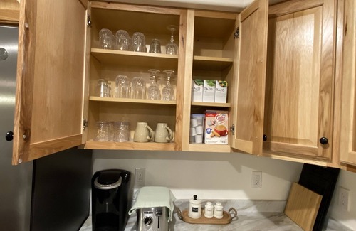 Moscow House | Guest Suite with Hot Tub, sleeps 4 - No nonsense fee