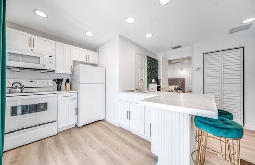 Southwest House | Guesthouse with Fenced Yard- Palm Wave Says