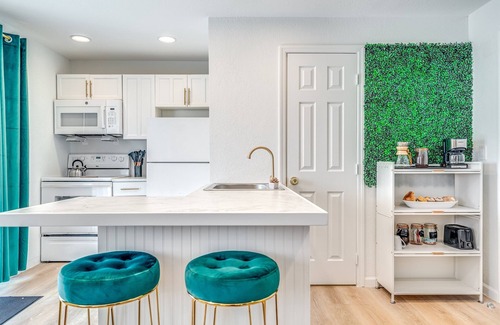 Southwest House | Guesthouse with Fenced Yard- Palm Wave Says