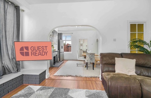 Levenshulme House | GuestReady Essential - Cosy in Vibrant Levenshulme