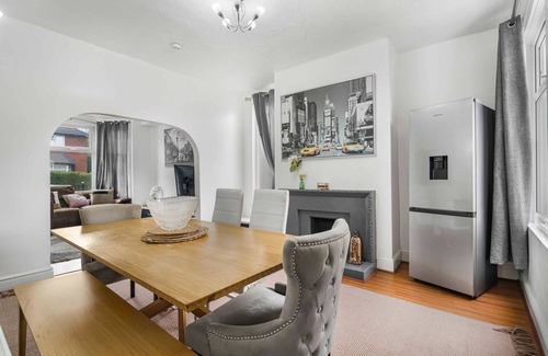Levenshulme House | GuestReady Essential - Cosy in Vibrant Levenshulme