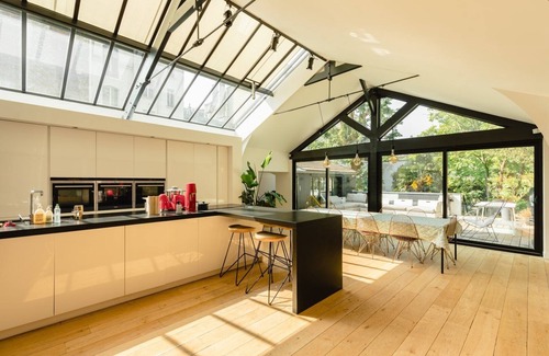 Villa Montmorency Villa | GuestReady - Sunny with terrace and garden in 16th