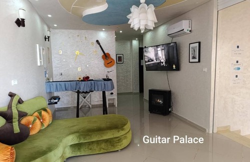 Bni Quolla House | Guitar Palace