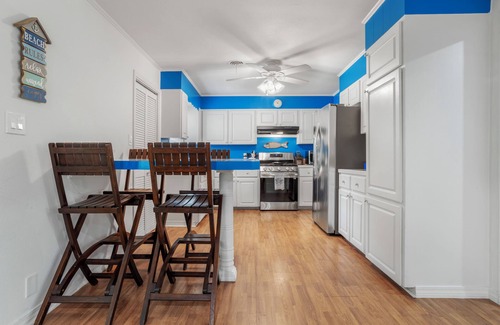 Ocean Springs House | GULF VIEW PLACE - 3 1/2 MINUTE WALK TO EAST BEACH! 1.7 MILES TO CENTER OF TOWN!