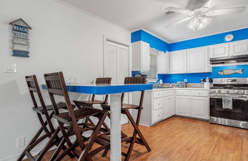 Ocean Springs House | GULF VIEW PLACE - 3 1/2 MINUTE WALK TO EAST BEACH! 1.7 MILES TO CENTER OF TOWN!