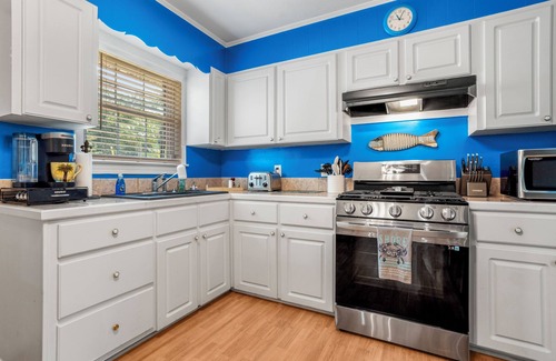 Ocean Springs House | GULF VIEW PLACE - 3 1/2 MINUTE WALK TO EAST BEACH! 1.7 MILES TO CENTER OF TOWN!