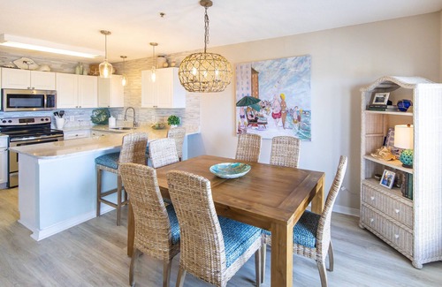 Gulf Place Condo | Gulf View! Pool, Tennis, Private beach access, elevator + shops/restaurants