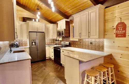 Windham House | *GUT RENO 4 Season Nirvana*Hot Tub*WiFi*Fire Pit*Fireplace*Windhm Mtn View*2BBQs